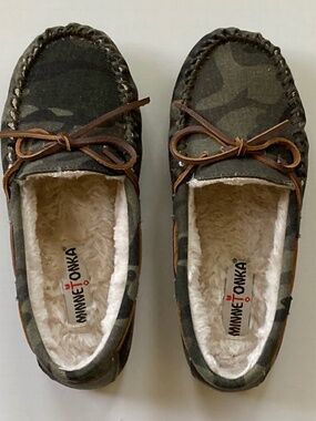 Minnetonka Women's Comfy Moc Slippers/Green Camo Canvas/Faux Fur Lining/8M/EUC